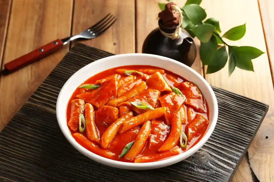 Tteokbokki (떡볶이) (1) Makanan Korea yang Paling Viral: Tren, Fakta, dan Rekomendasi
