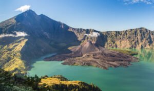 Mount Rinjani Indonesia Gunung Aktif dengan Trekking dan Pemandangan Indah